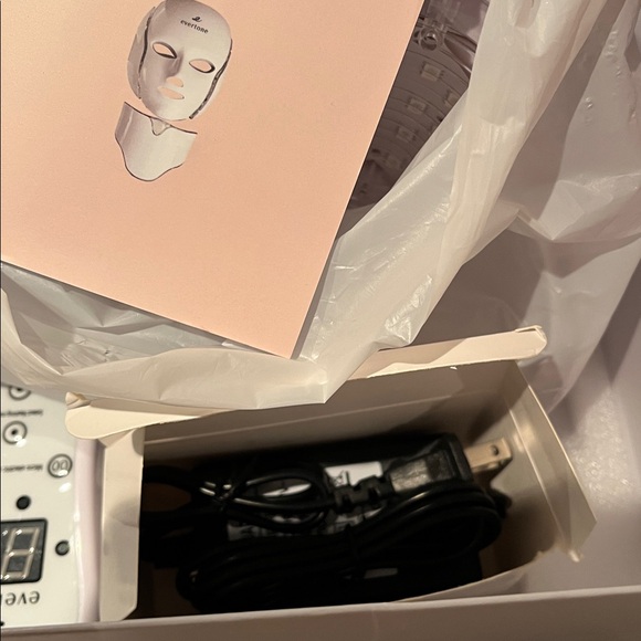 Evertone Omniglow LED Face and Neck Mask - Picture 9 of 17